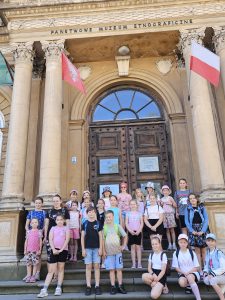 Grupa dzieci przed wejściem do muzeum etnograficznego w Warszawie