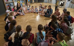 Grupa dzieci wraz z prowadzącą spotkanie w muzeum