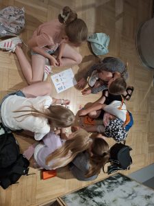 Grupa dzieci grających w grę w muzeum