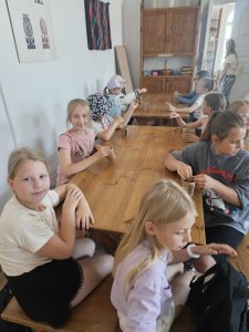 Grupa dzieci podczas warsztatów w muzeum