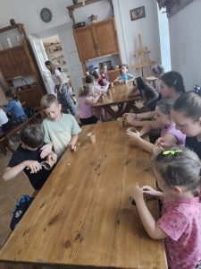 Grupa dzieci podczas warsztatów w muzeum