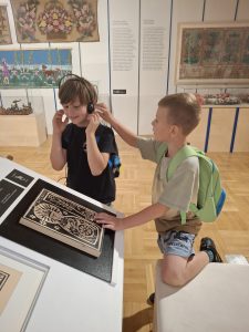 Chłopcy podczas zwiedzania w muzeum
