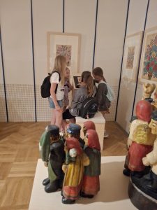 Grupa dzieci zwiedzających w muzeum