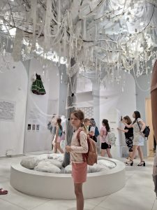 Grupa zwiedzających w muzeum