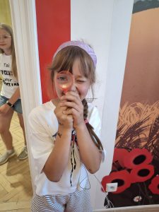Dziewczynka podczas zabawy w muzeum