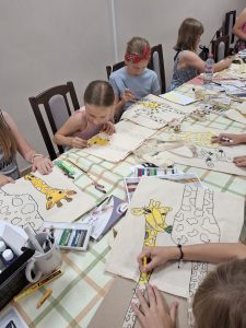 Grupa dzieci w trakcie warsztatów w bibliotece
