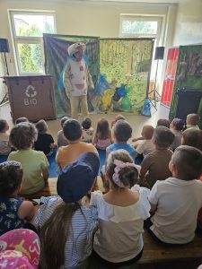 Dzieci aktorzy podczas teatrzyku