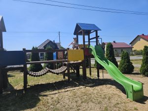 Dziewczynka na zjeżdżalni, na placu zabaw