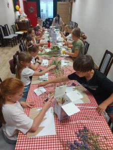 Grupa dzieci podczas zajęć w bibliotece