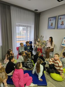 Dzieci i bibliotekarka podczas Dnia Głośnego Czytania