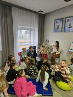 Dzieci i bibliotekarka podczas Dnia Głośnego Czytania