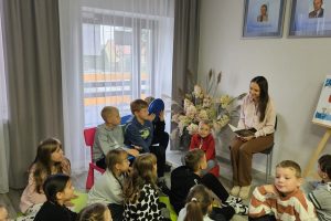 Dzieci i bibliotekarka podczas Dnia Głośnego Czytania