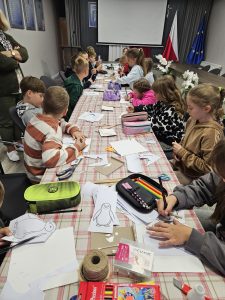 Dzieci na warsztatach podczas Dnia Głośnego
