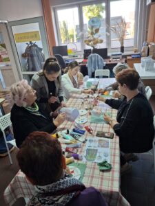 20251003_162335 Uczestniczki warsztatów zdobienia szkła z panią prowadzącą