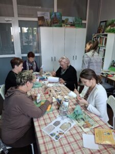 20251003_162358 Uczestniczki warsztatów zdobienia szkła z panią prowadzącą