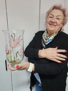 20251003_172343 Uczestniczka warsztatów prezentuje własnoręcznie malowany wazon