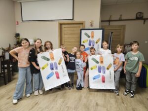20251017_184422 Dzieci z plakatami z Noc Bibliotek