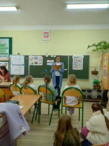 Dzieci podczas spotkania z bibliotekarką na Dniu Głośnego Czytania