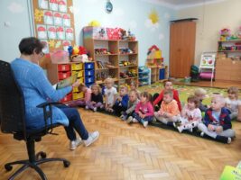 Bibliotekarka i dzieci podczas głośnego czytania