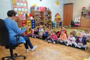 Bibliotekarka i dzieci podczas głośnego czytania
