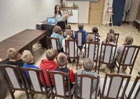 Kobieta pokazująca dzieciom książkę