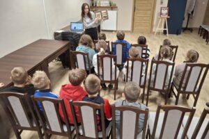 Kobieta pokazująca dzieciom książkę