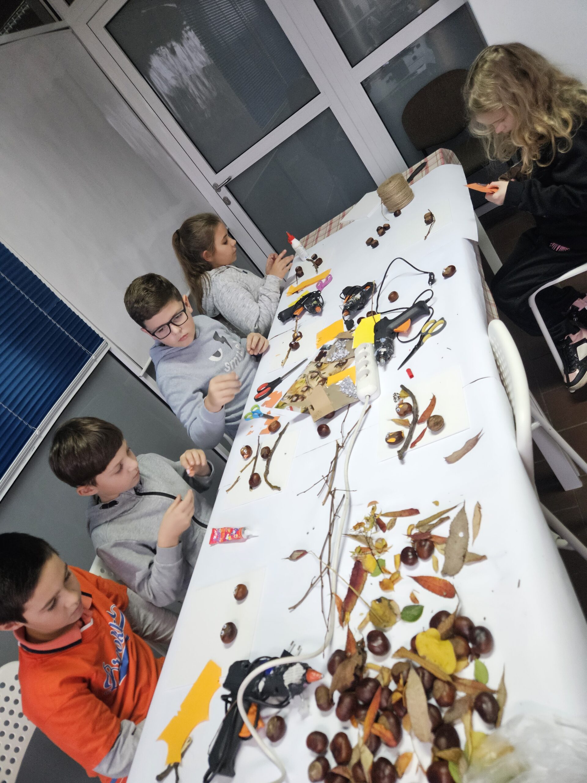 20251113_150852 Dzieci na warsztatach, robiące ptaszki z kasztanów