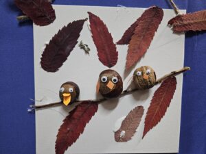 20251113_155455 Obrazek z ptaszkami z kasztanów