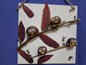 20251113_155512 Obrazek z ptaszkami z kasztanów