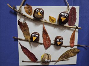 20251113_155528 Obrazek z ptaszkami z kasztanów