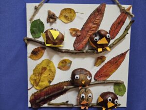 20251113_155552 Obrazek z ptaszkami z kasztanów