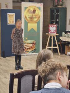 Dziewczynka podczas konkursu recytatorskiego