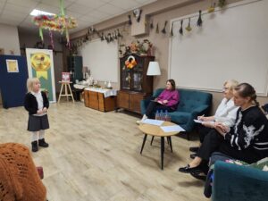 Dziewczynka oraz komisja podczas konkursu recytatorskiego