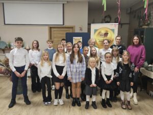 Grupka dzieci z trzema kobietami, podczas konkursu