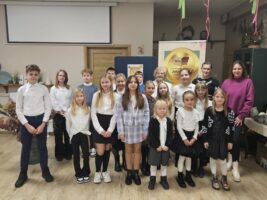 Grupka dzieci z trzema kobietami, podczas konkursu