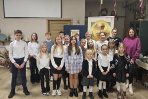 Grupka dzieci z trzema kobietami, podczas konkursu