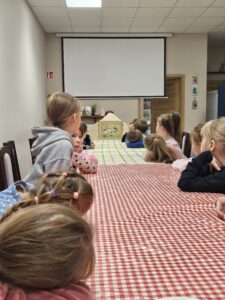 Dzieci podczas spotkania patriotycznego