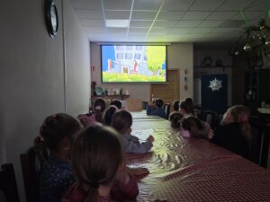 Dzieci podczas spotkania patriotycznego