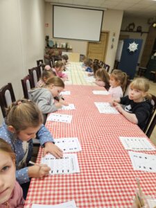 Dzieci podczas spotkania patriotycznego