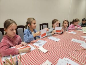 Dzieci podczas spotkania patriotycznego