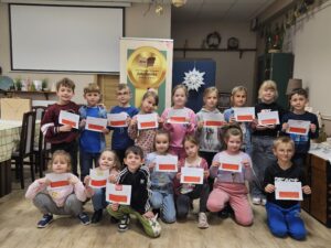 Dzieci podczas spotkania patriotycznego