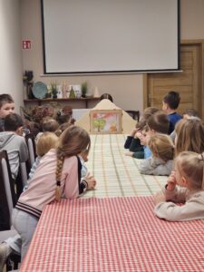 Dzieci podczas spotkania patriotycznego