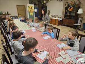 Dzieci podczas spotkania patriotycznego