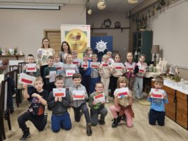 Dzieci podczas spotkania patriotycznego