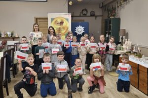 Dzieci podczas spotkania patriotycznego