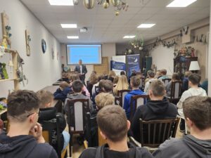 20251126_095819 Uczniowie i prowadzący podczas lekcji o bankowości i ekonomii