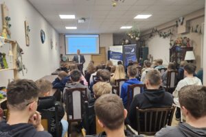 Uczniowie i prowadzący podczas lekcji o bankowości i ekonomii