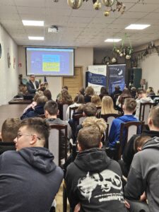 20251126_103805 Uczniowie i prowadzący podczas lekcji o bankowości i ekonomii