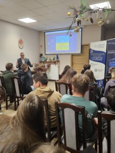 20251126_103828 Uczniowie i prowadzący podczas lekcji o bankowości i ekonomii