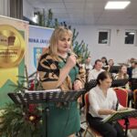 Ludzie podczas koncertu orkiestry dętej